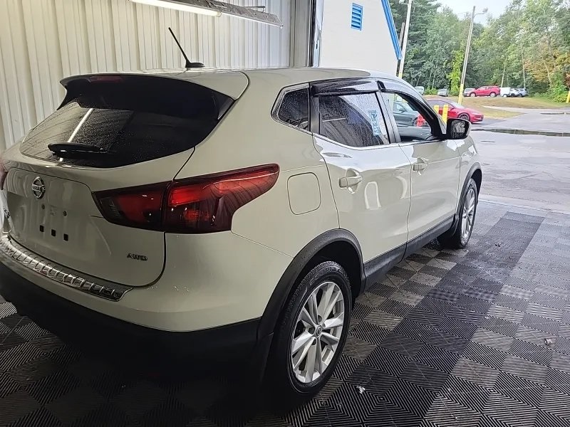 2017 Nissan Rogue Sport S photo 2