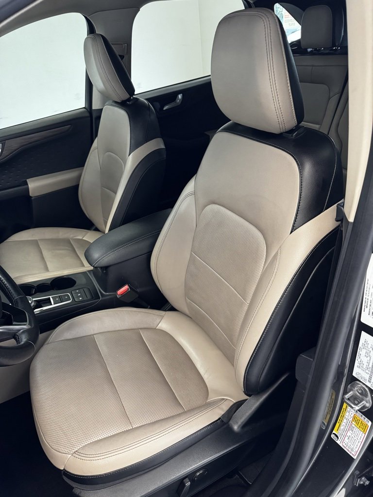 2020 Ford Escape Titanium Hybrid photo 3