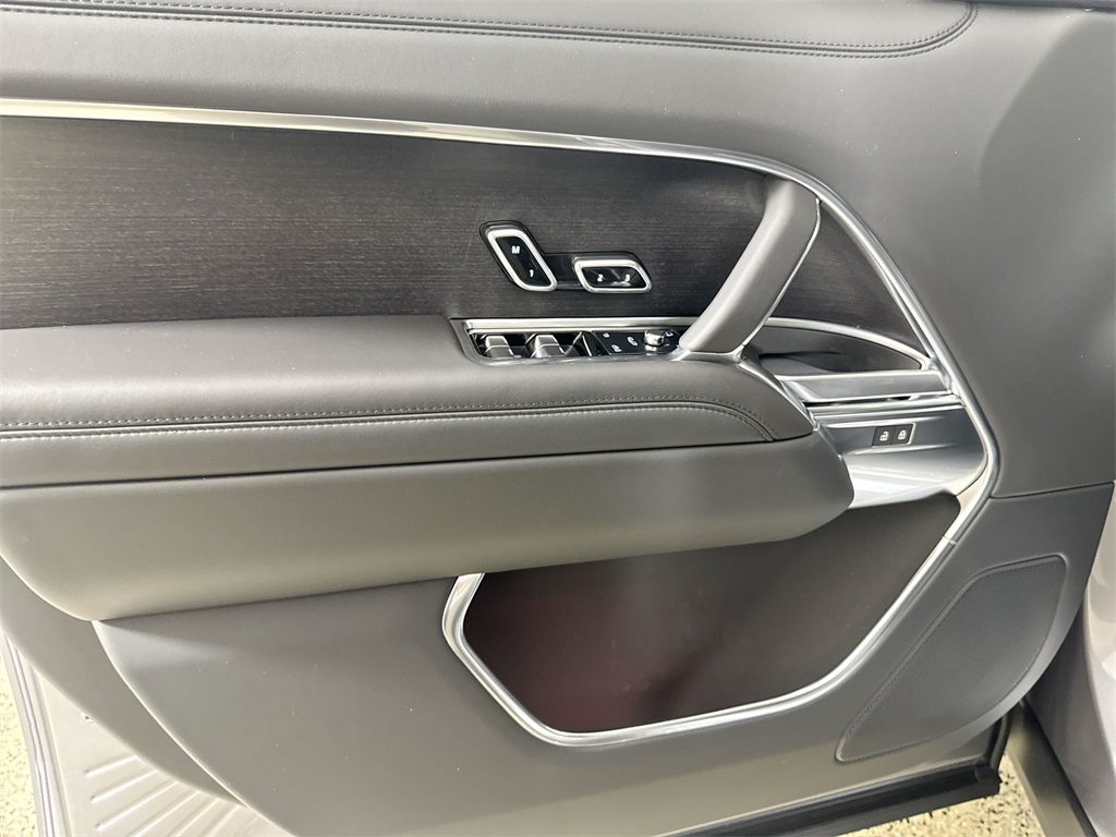 2025 Land Rover Range Rover SE photo 13
