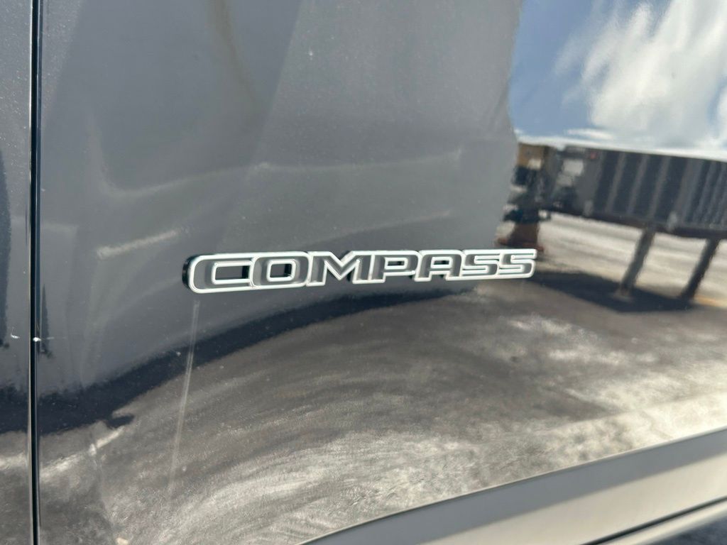 2025 Jeep Compass Latitude photo 16
