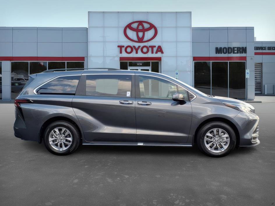 2025 Toyota Sienna Hybrid XLE photo 3
