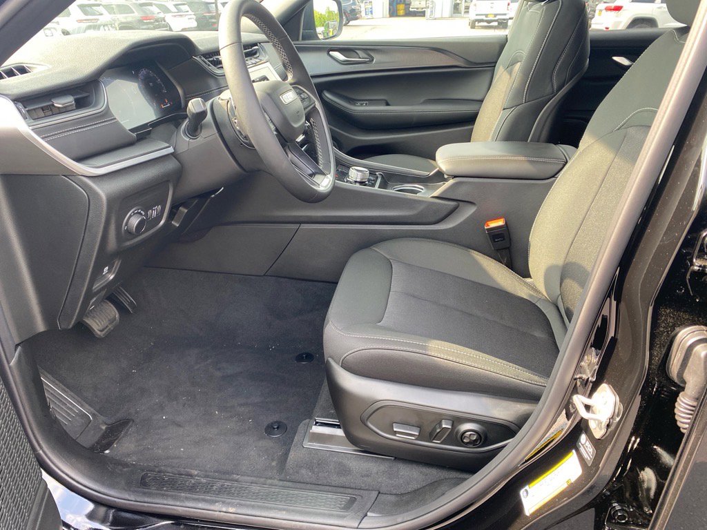 2025 Jeep Grand Cherokee Laredo X photo 4