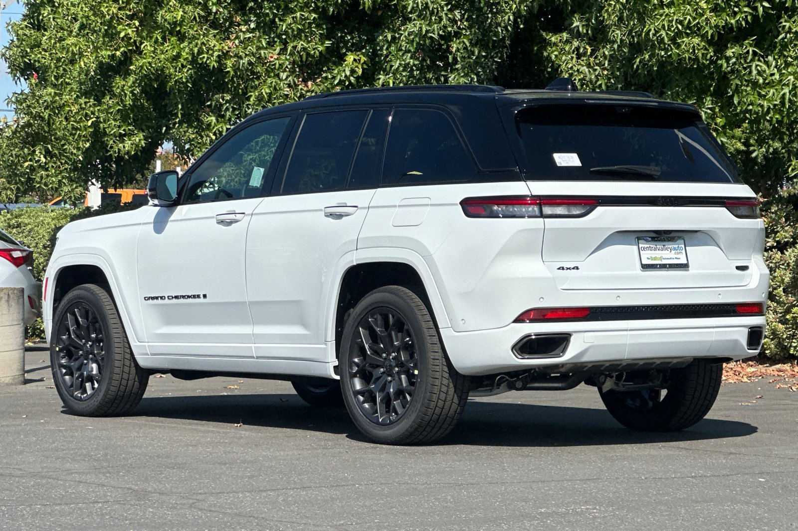 2025 Jeep Grand Cherokee Summit Reserve photo 4