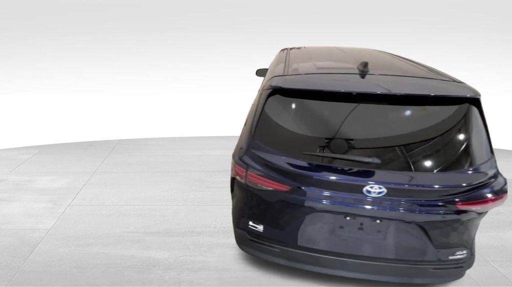 2021 Toyota Sienna XLE photo 2