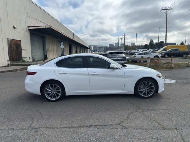 2017 Alfa Romeo Giulia Ti photo 2