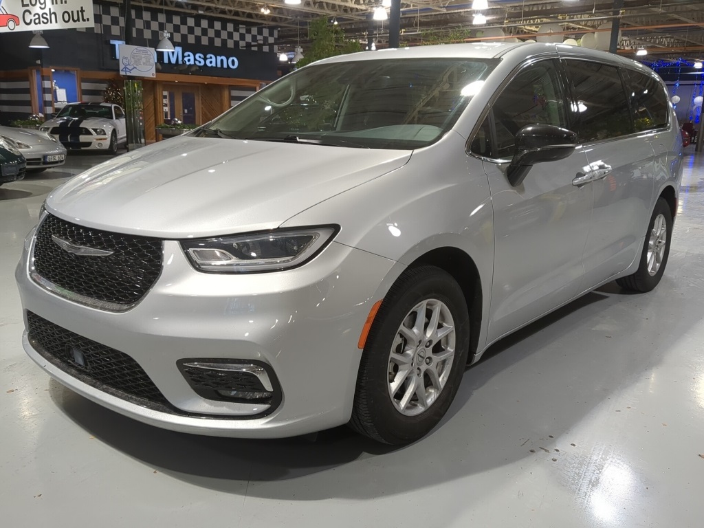 2024 Chrysler Pacifica Touring L's photo