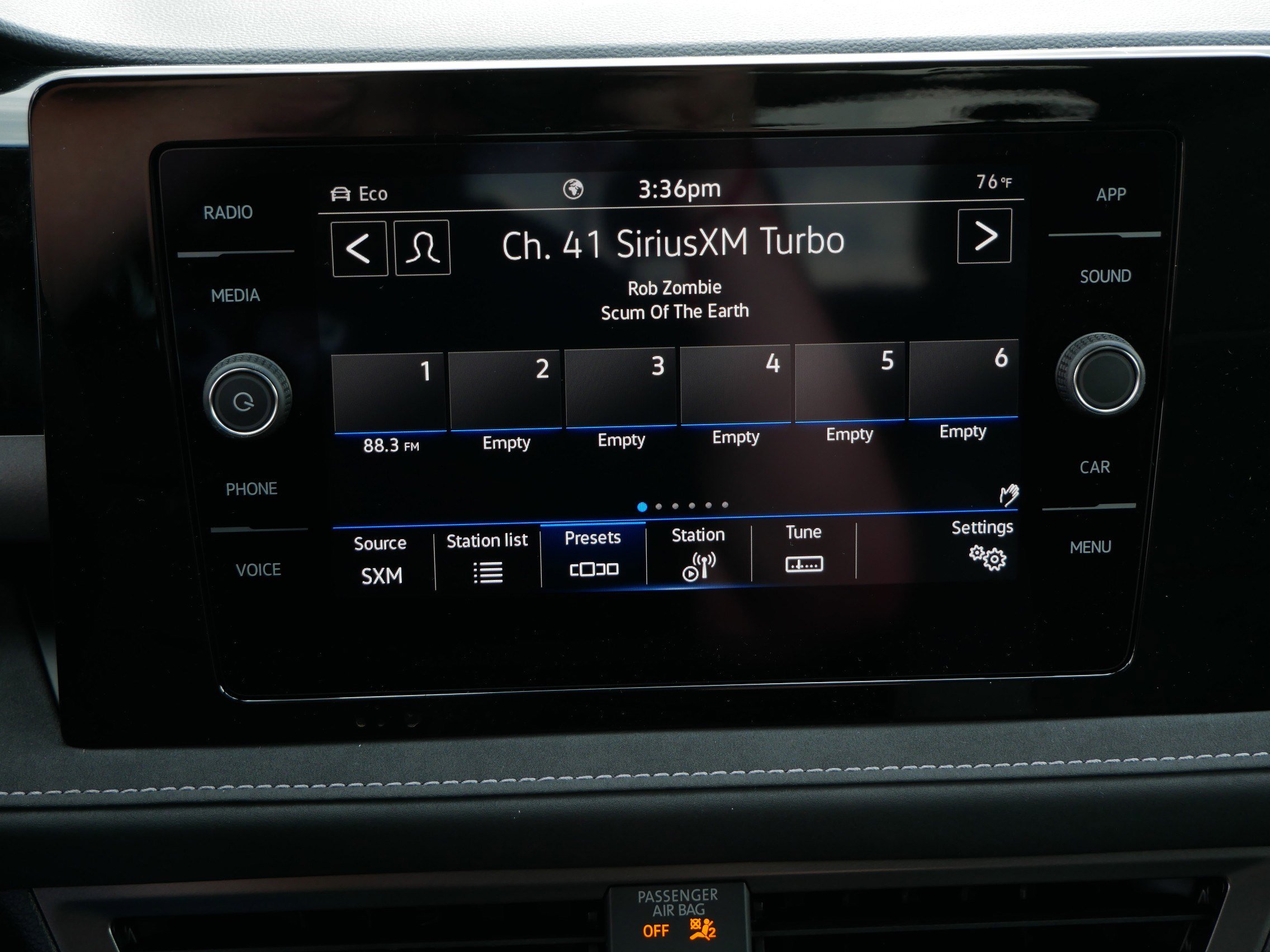 2025 Volkswagen Taos SE photo 4