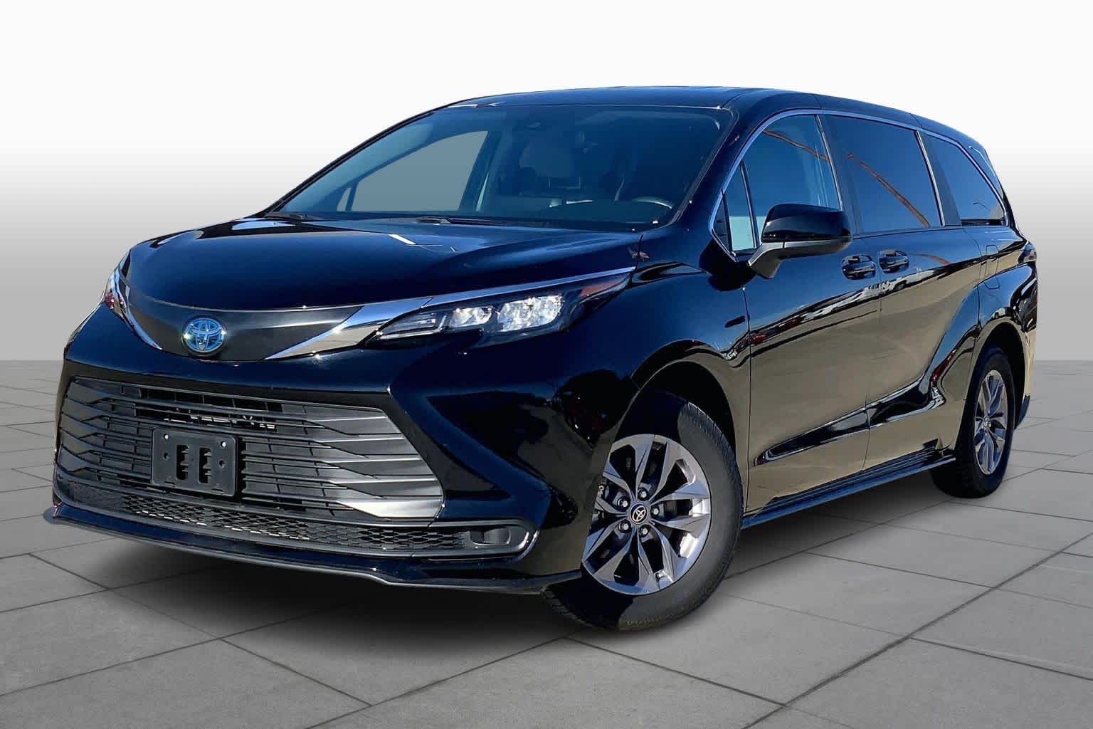 2024 Toyota Sienna LE's photo