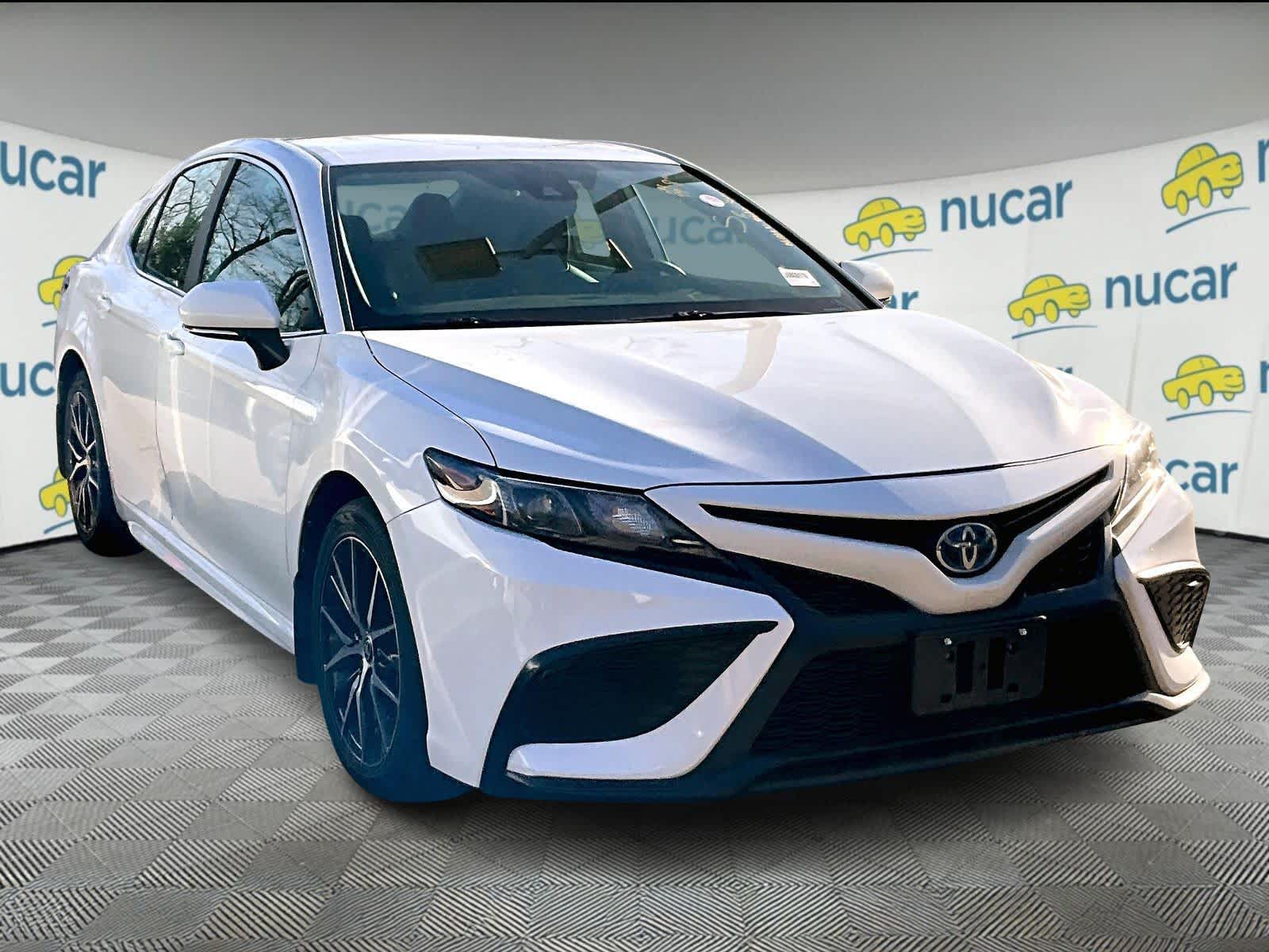 2024 Toyota Camry SE's photo