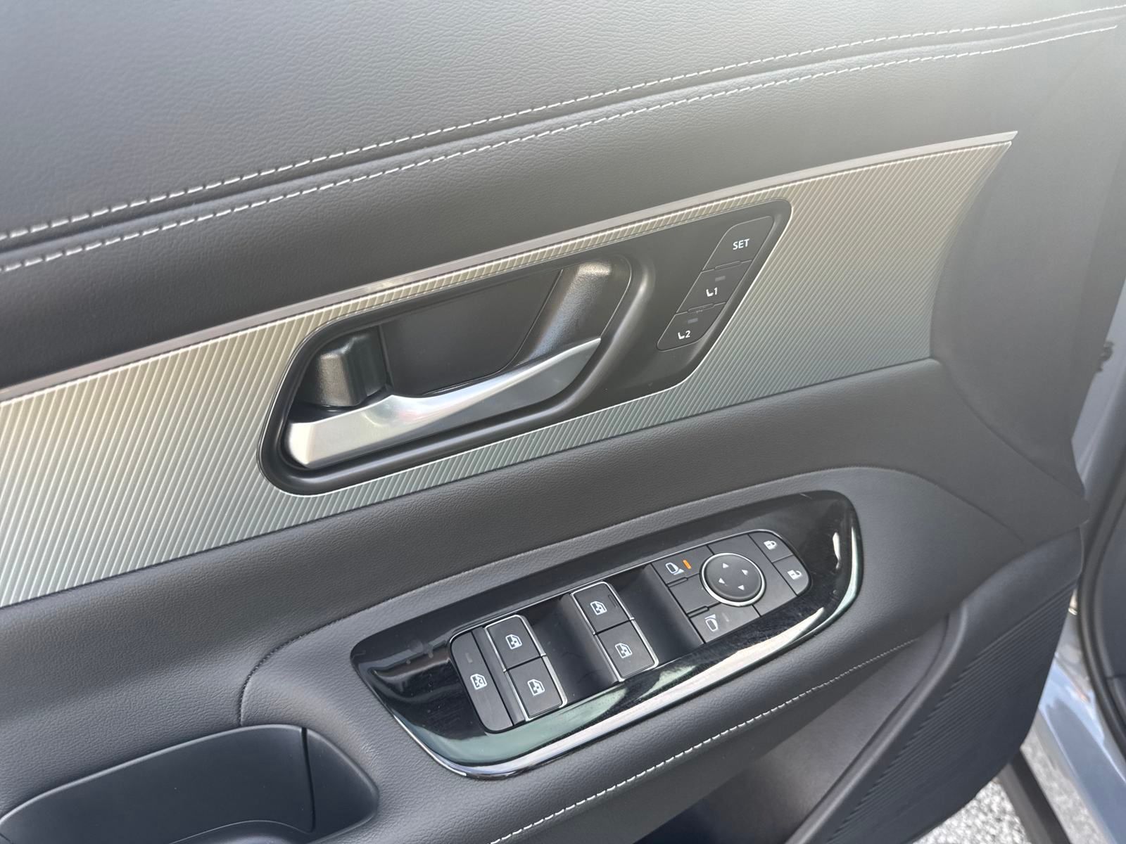 2025 Nissan Murano SL photo 13