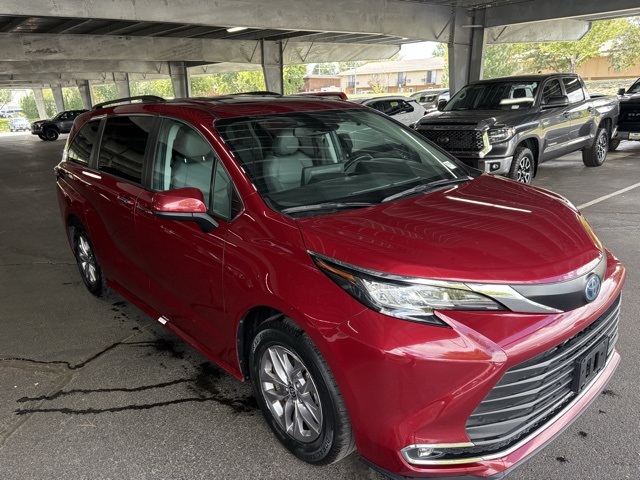 2023 Toyota Sienna XLE photo 3