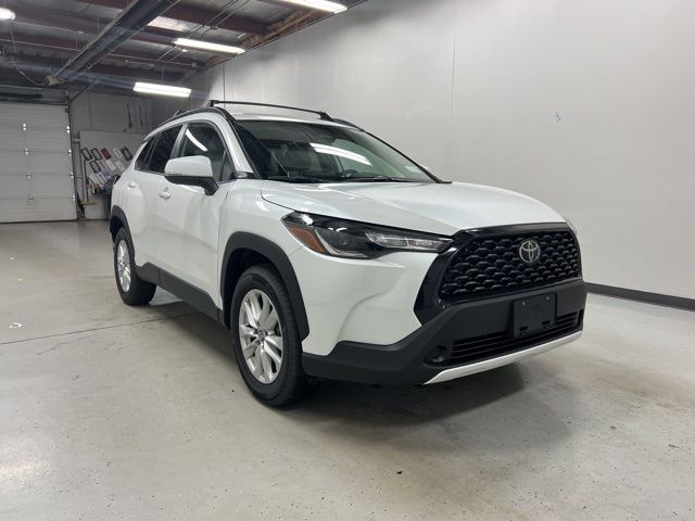 2024 Toyota Corolla Cross LE photo 3
