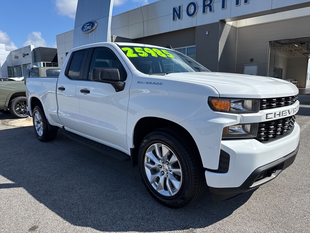 2022 Chevrolet Silverado 1500 Custom photo 2