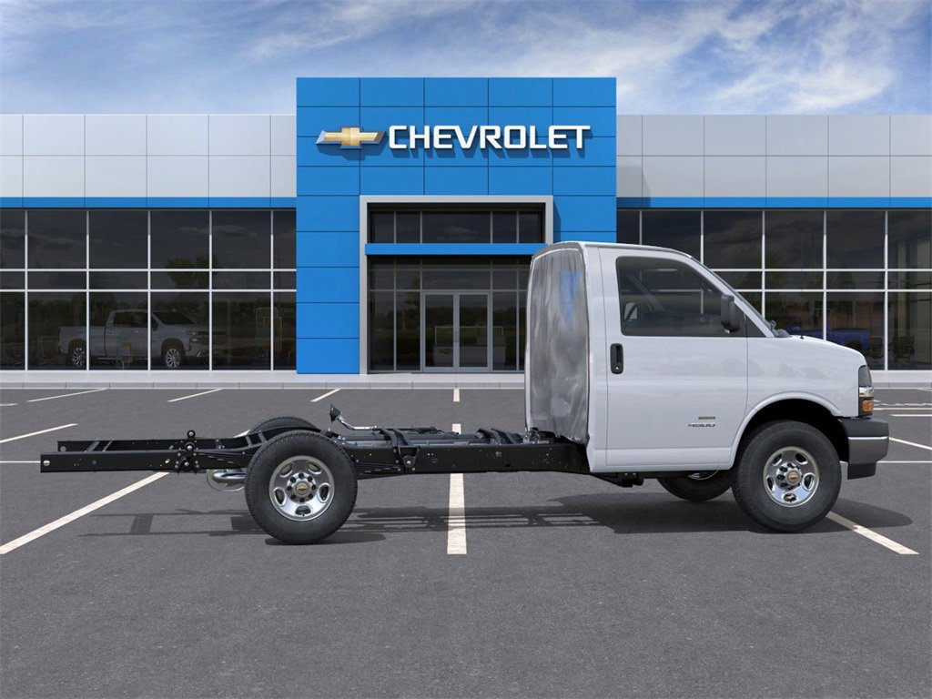2025 Chevrolet Express 3500 Cutaway photo 4