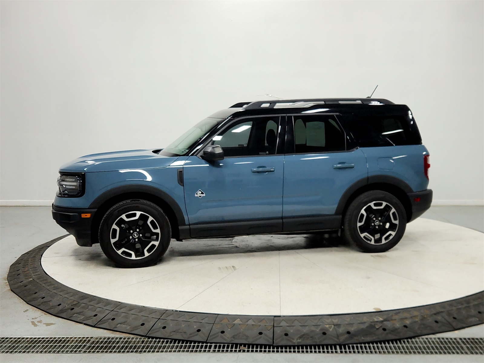 2022 Ford Bronco Sport Outer Banks photo 3