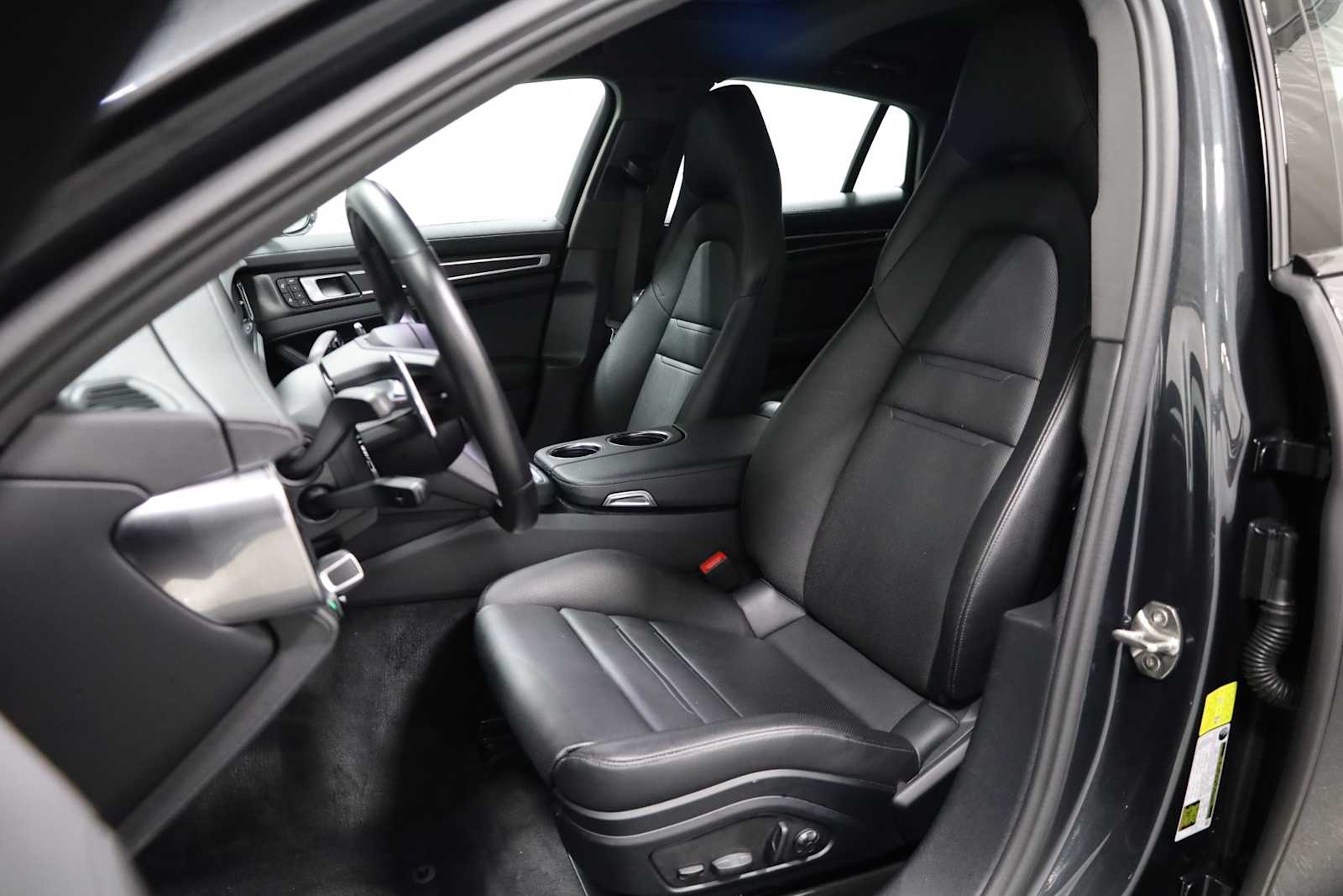2023 Porsche Panamera 4 Platinum photo 4
