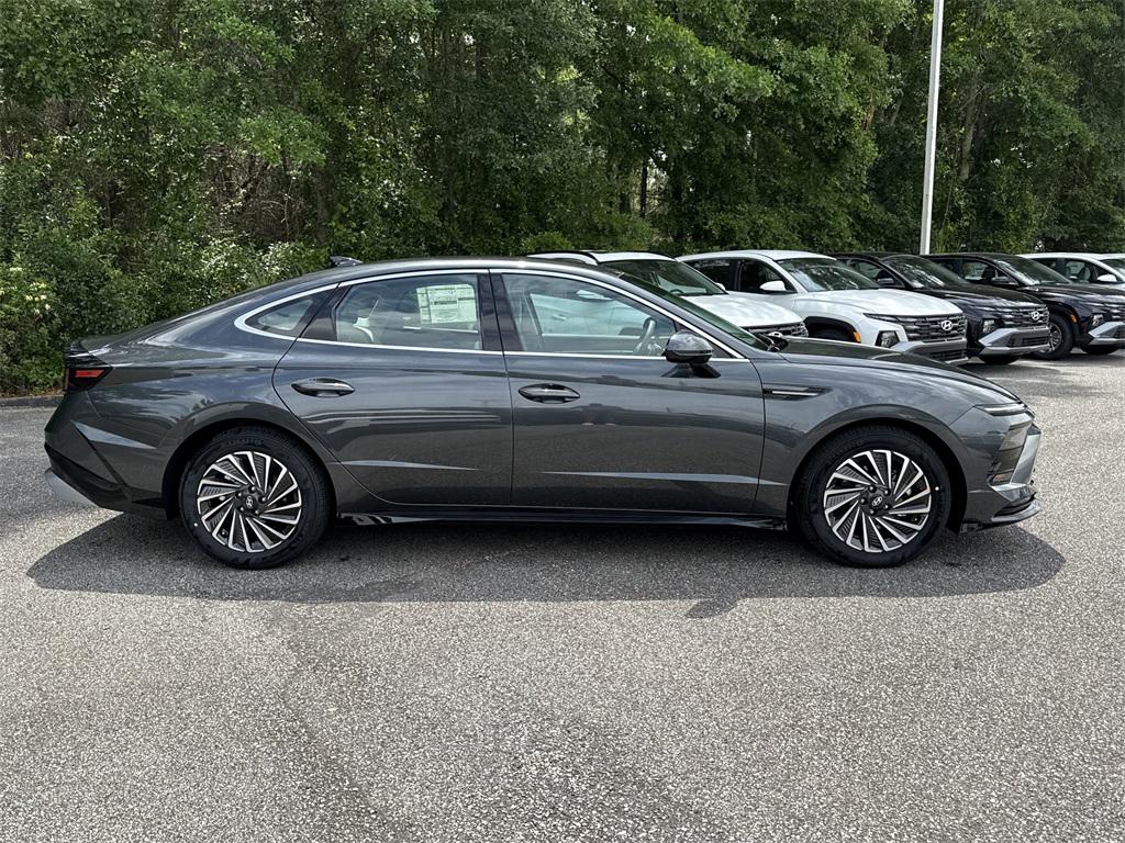 2025 Hyundai Sonata Hybrid SEL photo 2