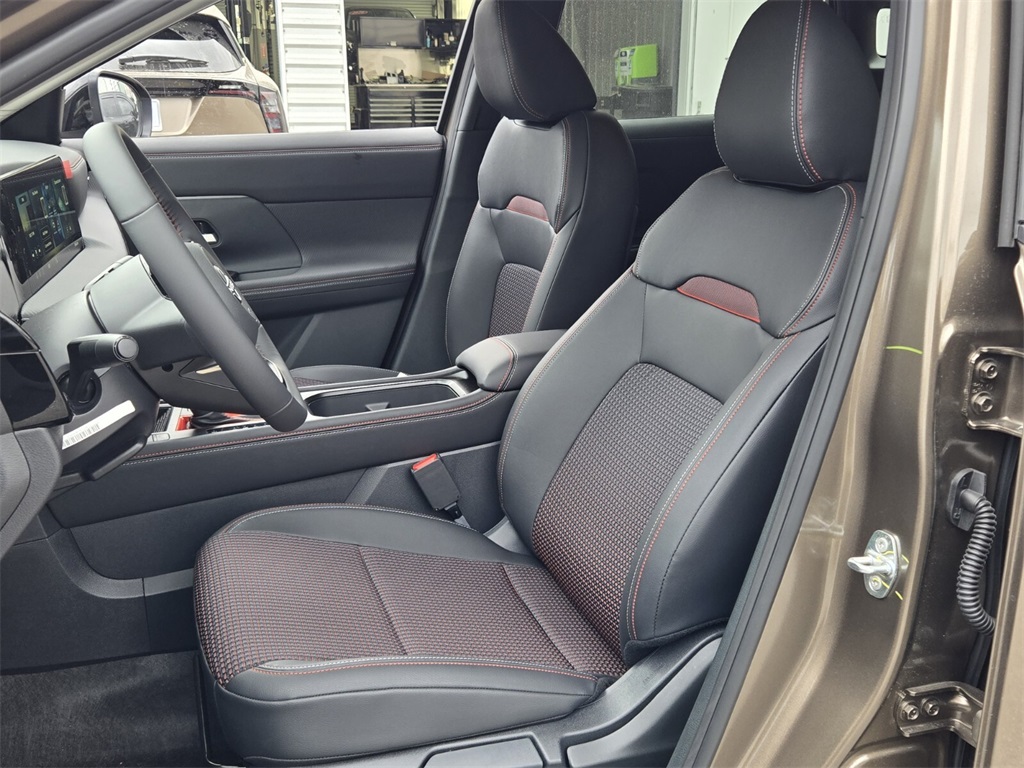 2026 Nissan Kicks SR photo 3