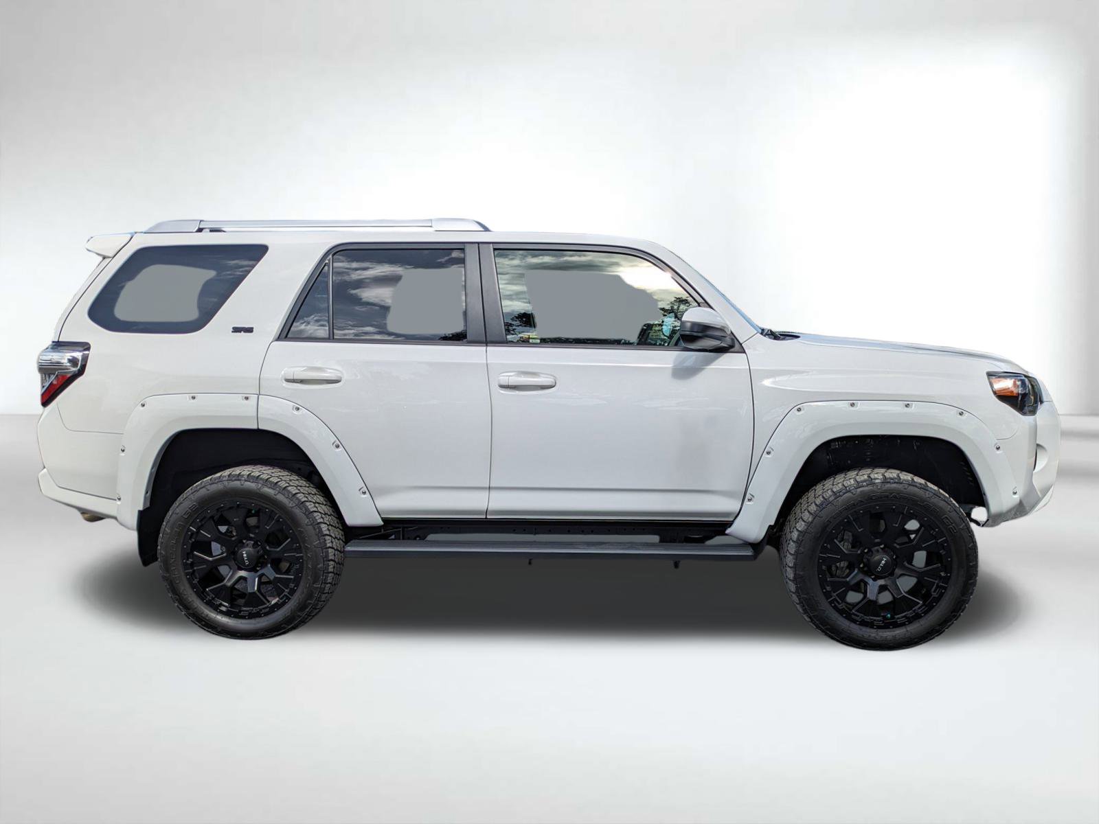 2018 Toyota 4Runner SR5 photo 2