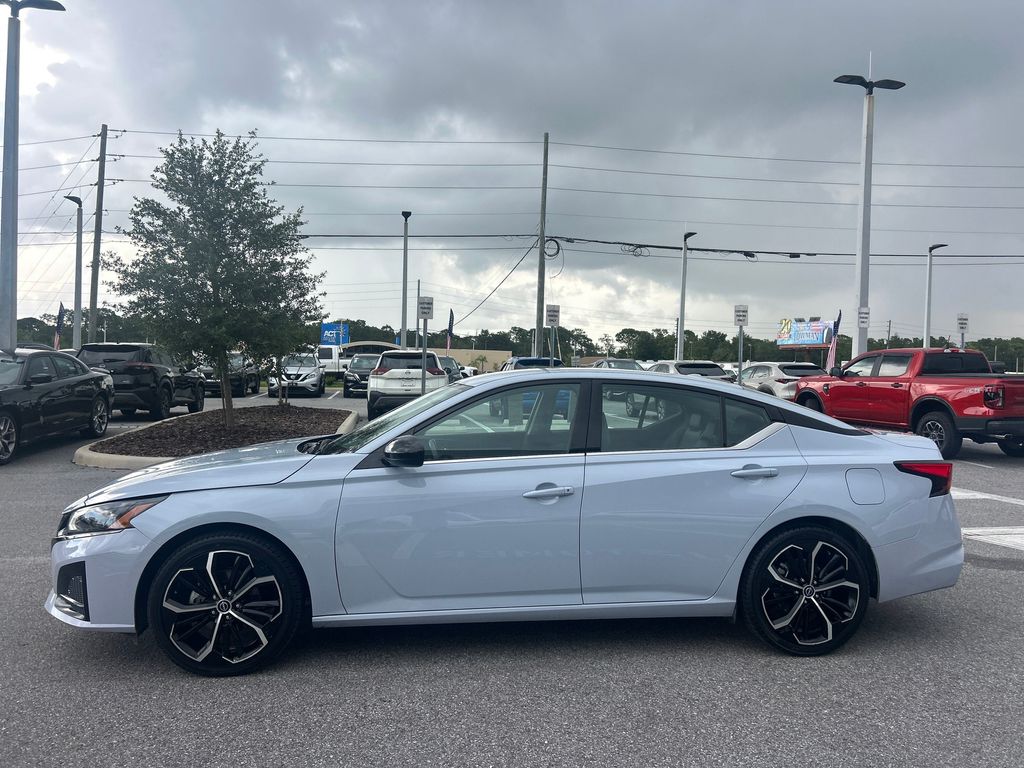 2023 Nissan Altima 2.5 SR photo 4
