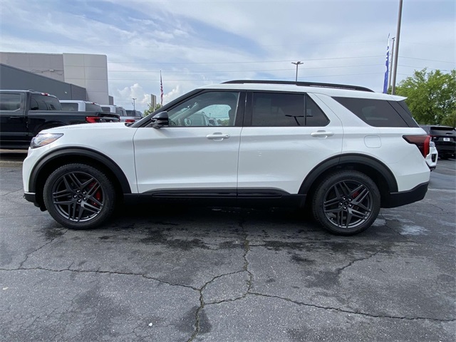 2025 Ford Explorer ST photo 5