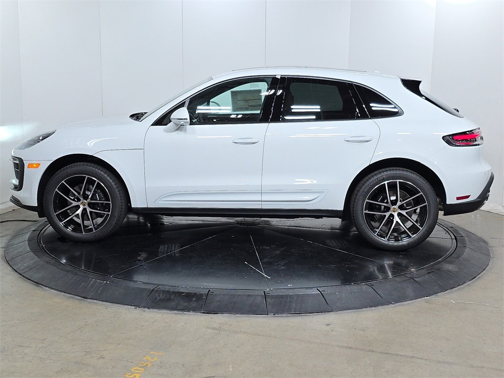 2026 Porsche Macan T photo 10