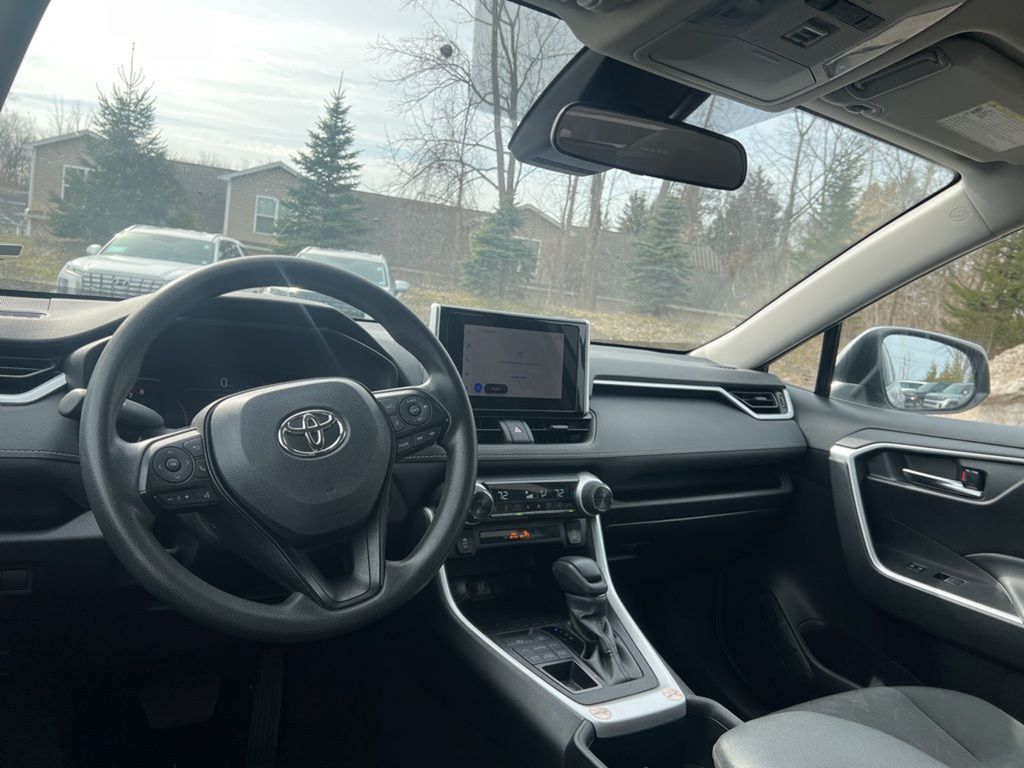 2024 Toyota RAV4 XLE photo 10