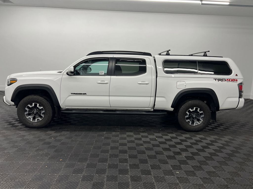 2023 Toyota Tacoma TRD V6 photo 2