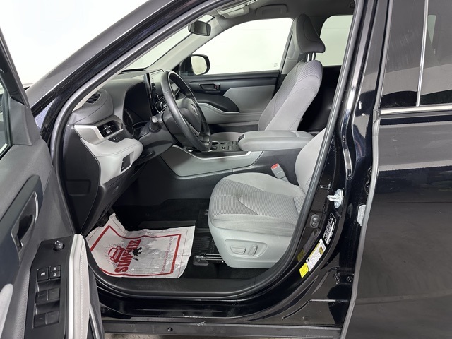 2022 Toyota Highlander LE photo 18
