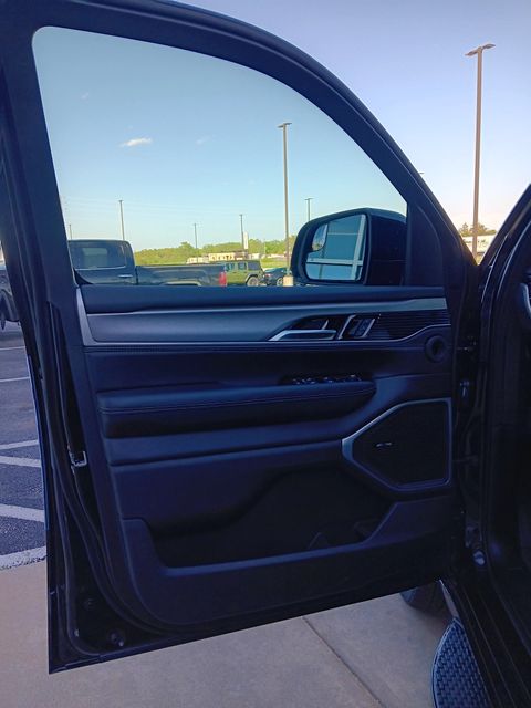 2025 Jeep Wagoneer L Series II Carbide photo 11