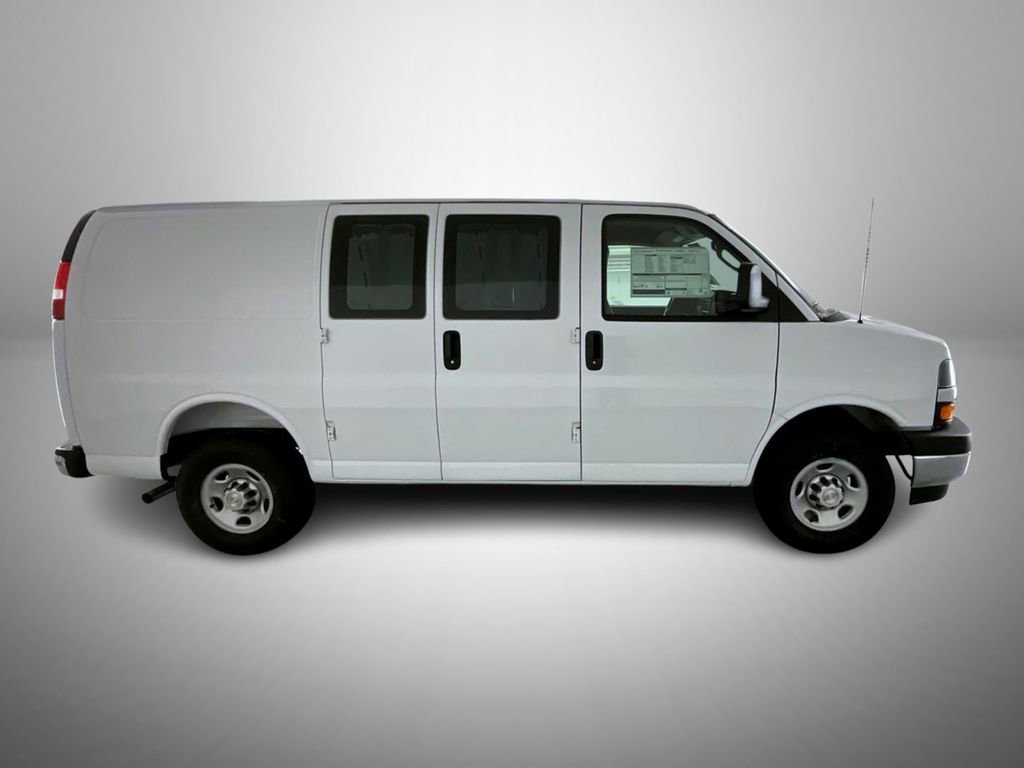 2025 Chevrolet Express Cargo 3500 photo 4
