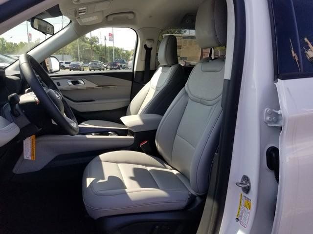 2025 Ford Explorer photo 14