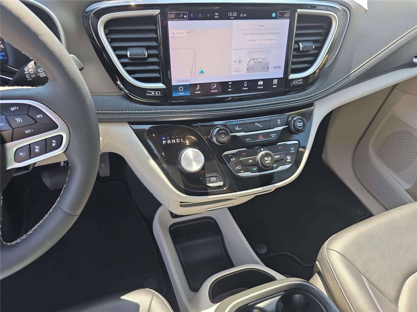 2024 Chrysler Pacifica Hybrid photo 22