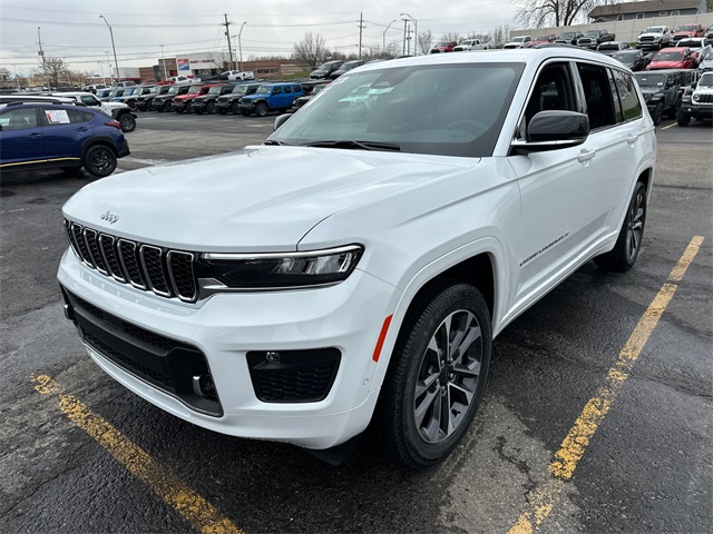 2025 Jeep Grand Cherokee Overland photo 2