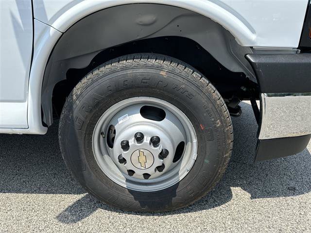 2024 Chevrolet Express Cutaway 3500 photo 5