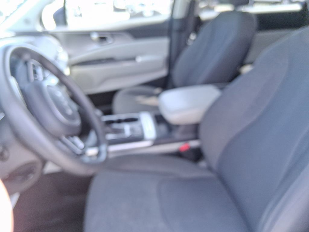 2023 Kia Carnival LX photo 14