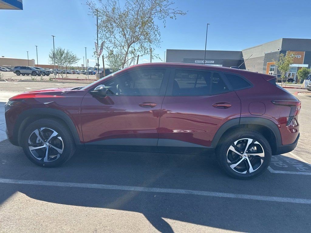 2024 Chevrolet Trax photo 2