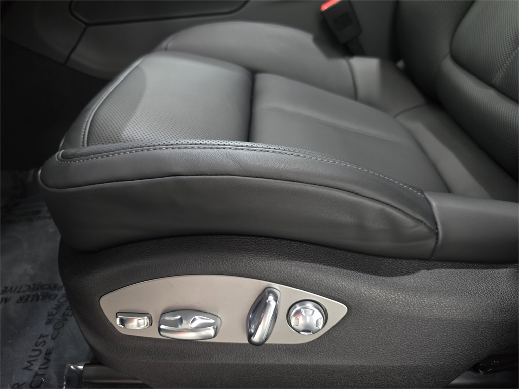 2026 Porsche Macan T photo 22