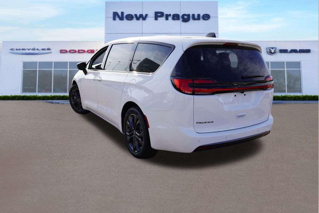 2026 Chrysler Pacifica photo 3