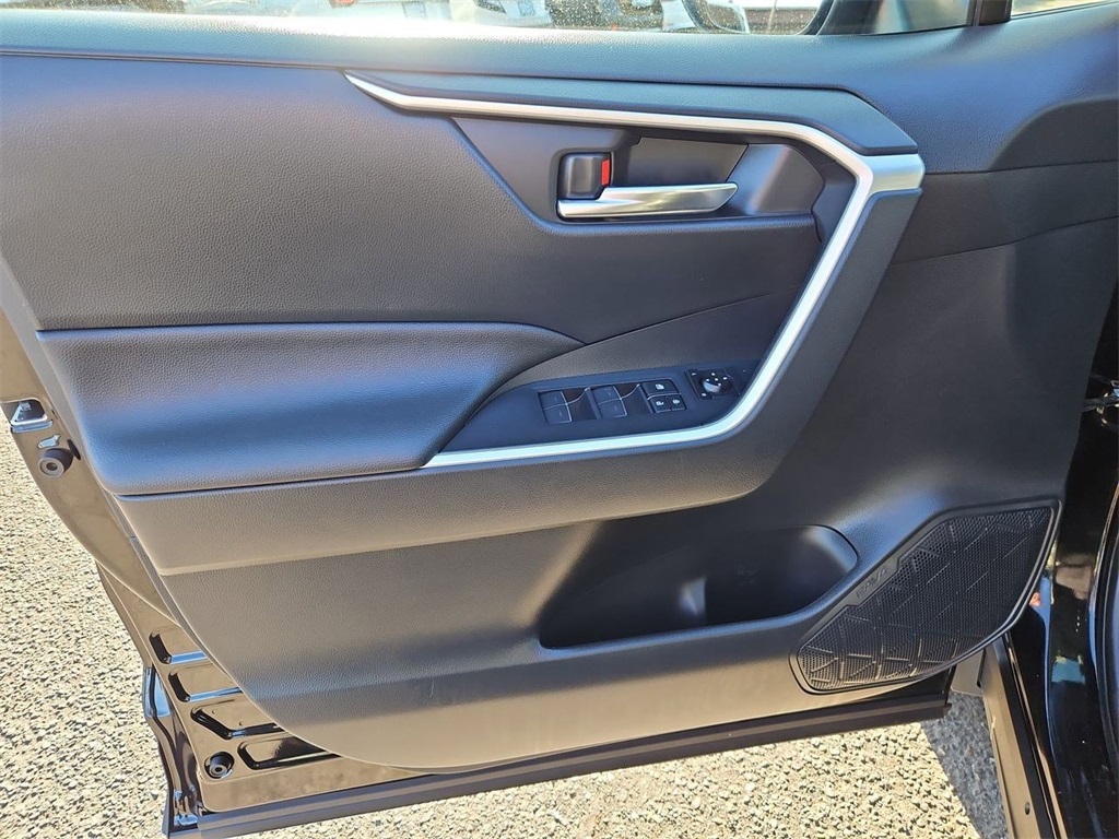2023 Toyota RAV4 Hybrid XLE photo 9