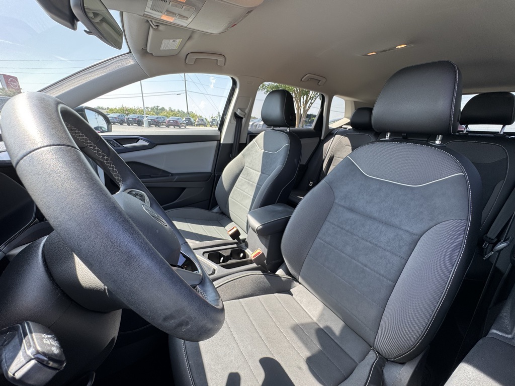 2023 Volkswagen Taos SE photo 8