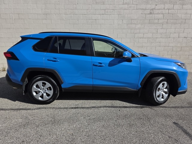 2019 Toyota RAV4 LE photo 6