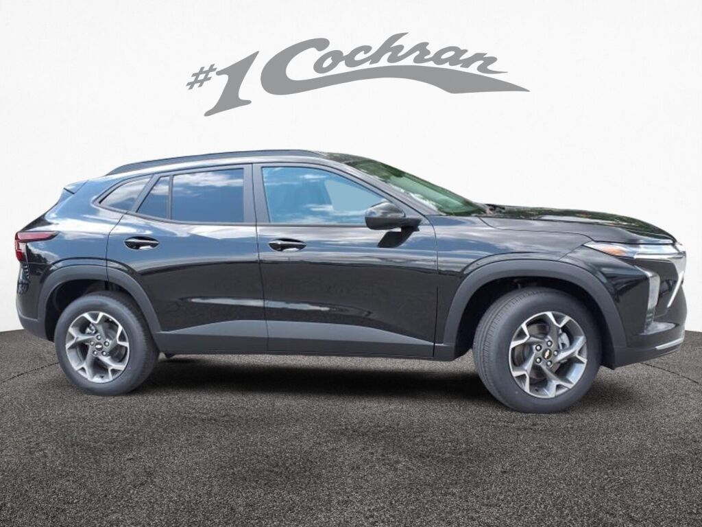 2025 Chevrolet Trax LT photo 2