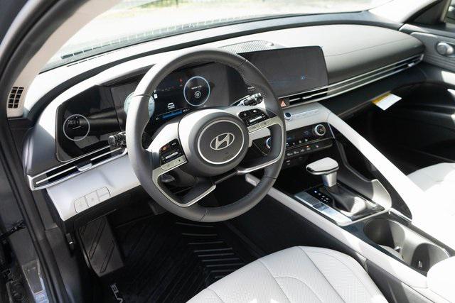 2025 Hyundai Elantra Limited photo 3