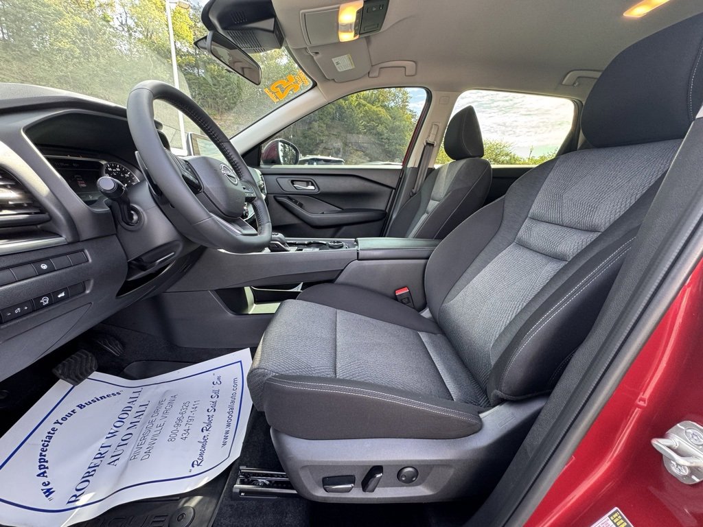 2025 Nissan Rogue SV photo 13