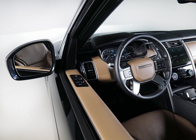 2023 Land Rover Discovery Metropolitan Edition photo 22
