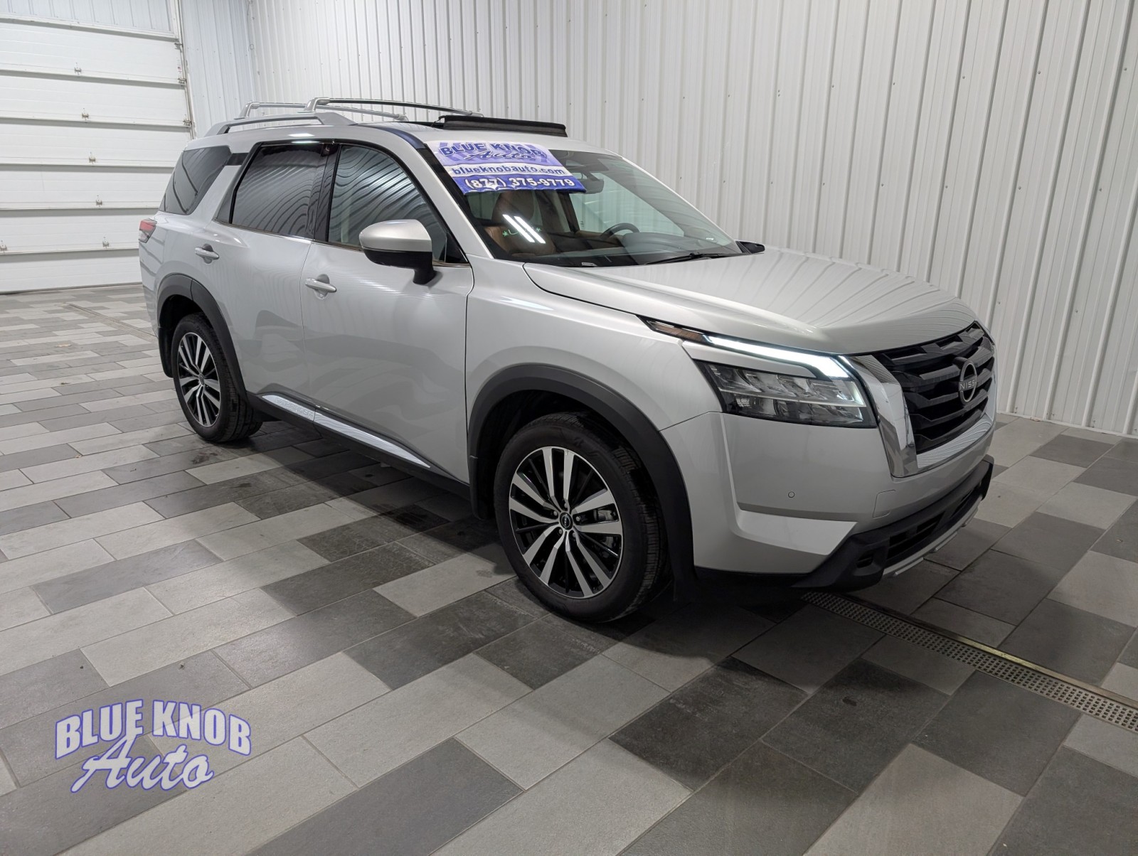 2024 Nissan Pathfinder Platinum photo 2