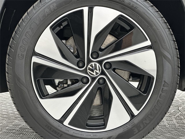 2025 Volkswagen Taos SE photo 2
