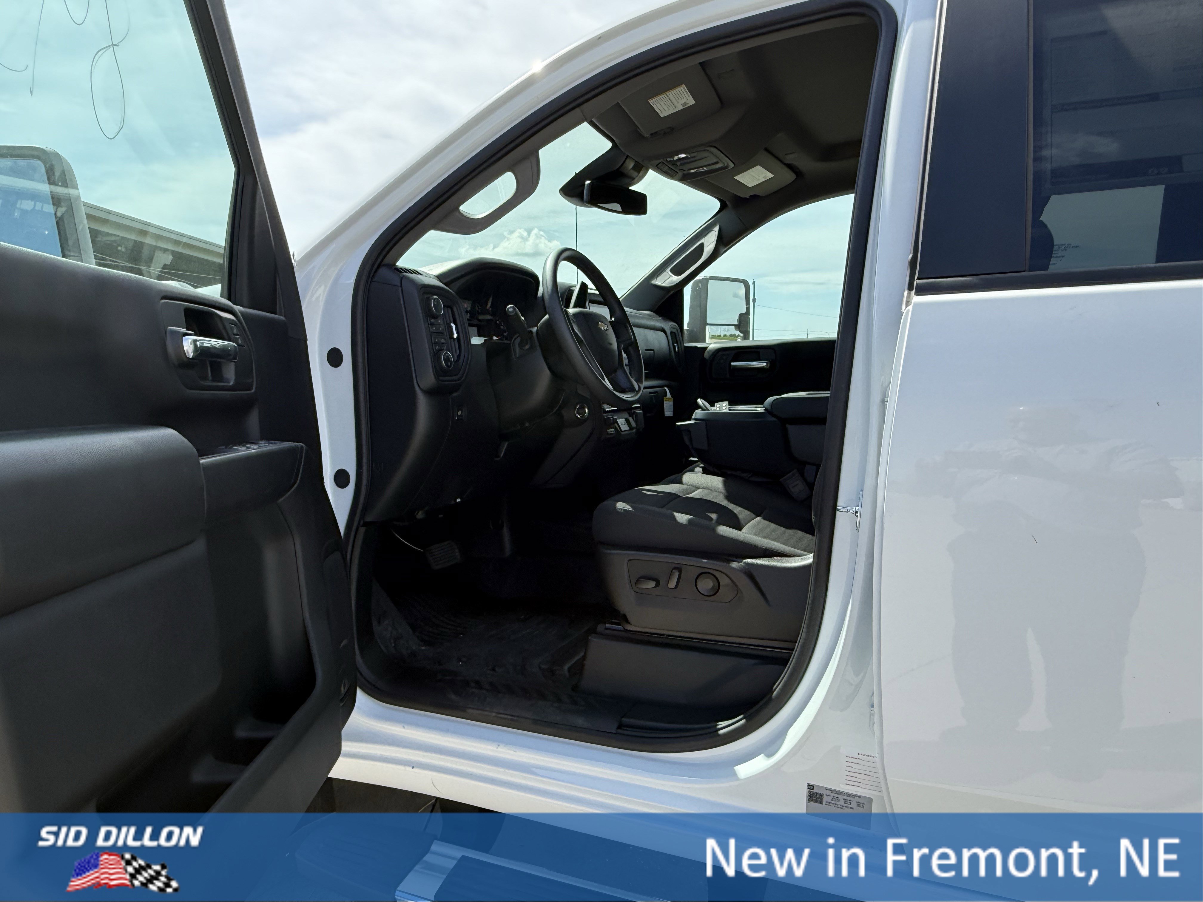 2025 Chevrolet Silverado 3500HD photo 2