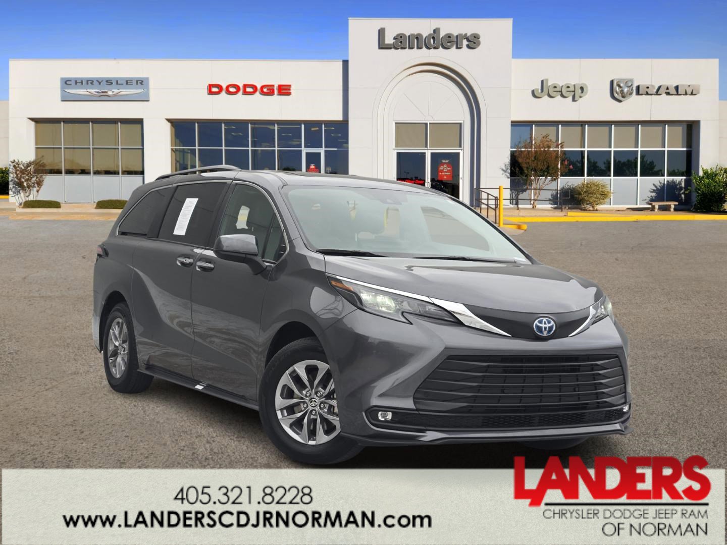2025 Toyota Sienna XLE's photo